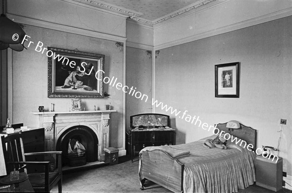 7 AILESBURY ROAD A E JONES MRIAI BEDROOM